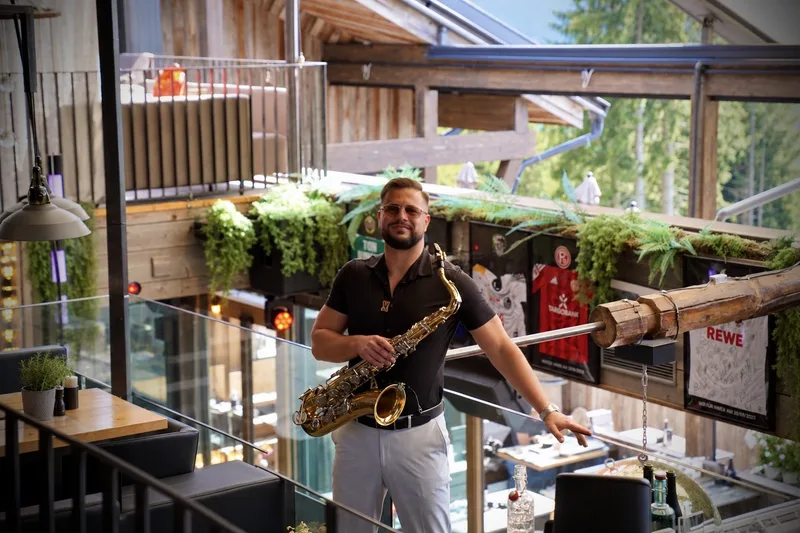 Rauf mit Saxophon auf einer Galerie im Restaurant