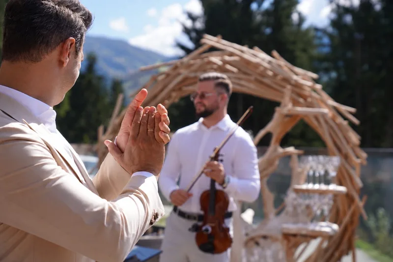 Ein Gast applaudiert Rauf nach seinem Violinspiel