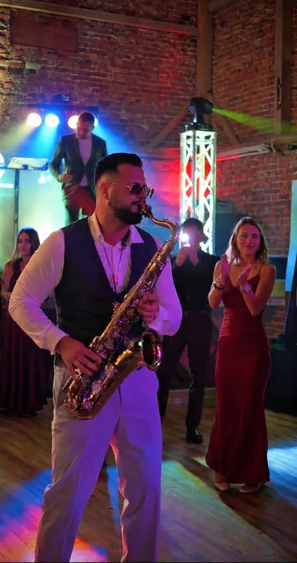 Rauf spielt Saxophon mitten auf der Tanzfläche, Gäste klatschen mit